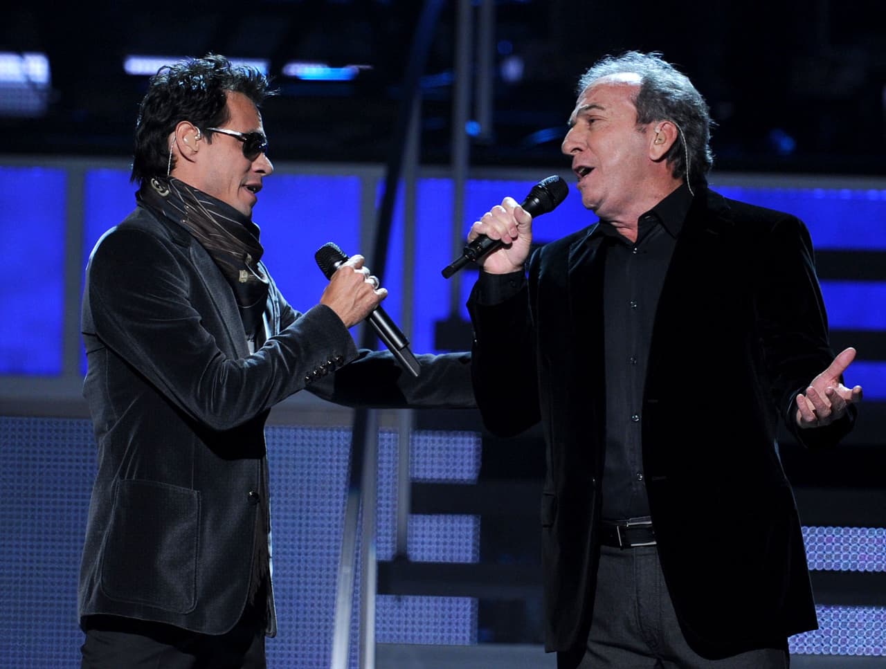 El boricua Marc Anthony interpretó 'Y cómo es él' junto a José Luis Perales, el cantante español que hiciera famoso el tema en la década de los 80.