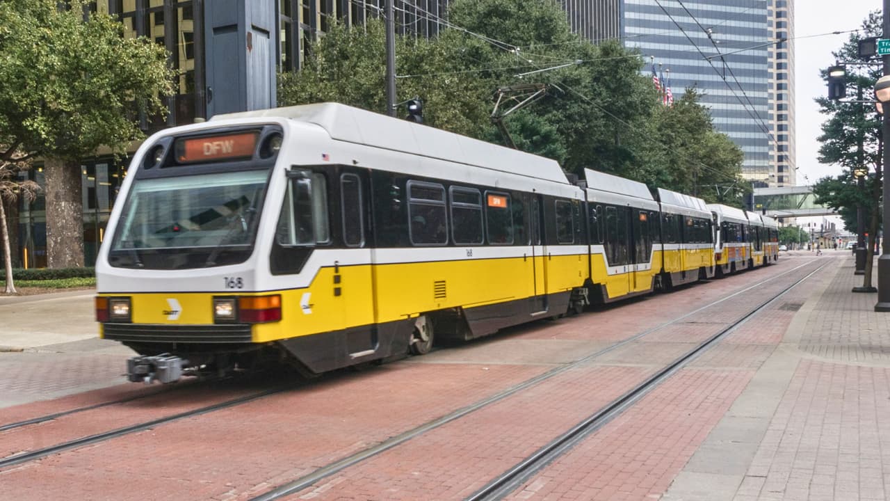 <h3 class="cms-H3-H3">Transporte público</h3>
<br>
<b><a href="https://dart.org/" target="_blank">DART (Dallas–Fort Worth): </a></b>servicio con horario de domingo.
<br>
<b><a href="https://www.ridemetro.org/" target="_blank">Houston METRO:</a></b>
<a href="https://www.ridemetro.org/" target="_blank"> </a>corre en horario de domingo/feriado; no hay Park & Ride.
<br>
<b><a href="https://www.capmetro.org/" target="_blank">CapMetro (Austin):</a> </b>horarios especiales de feriado; no habrá servicio en tren ligero ni rutas Express.