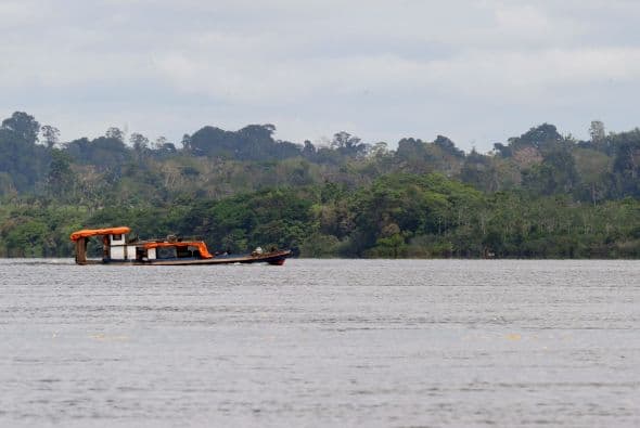 Pese a las preocupaciones y las protestas, la evacuación de la tribu Kayapó, ordenada por el gobierno brasileño, comenzó. Y con ella de desató el llanto de un pueblo que nació en mitad de la selva y no tiene otro hogar en el mundo más que el silencio y los misterios del amazonas.