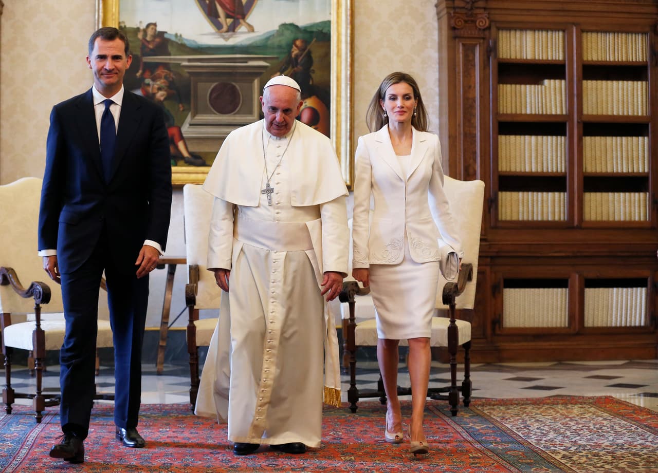 De blanco. El rey Felipe VI de España junto con la reina Letizia, durante una audiencia privada en la biblioteca privada del pontífice en el Vaticano, el 30 de junio de 2014. Letizia hizo uso del 'privilegio' de vestir de blanco frente al Papa.