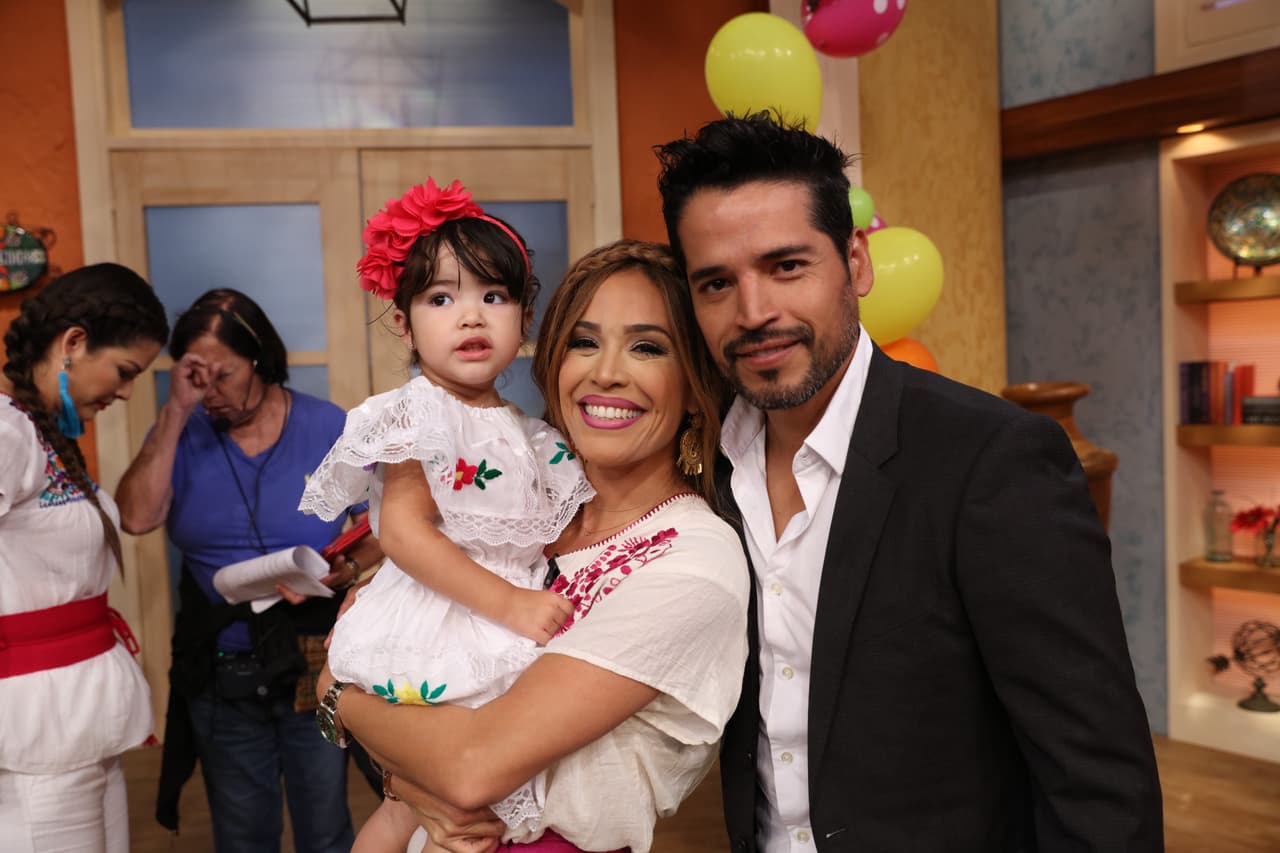 Karla Martínez y su hermano Luis Carlos con la pequeña Giulietta antes de la llegada de los invitados a la fiesta.