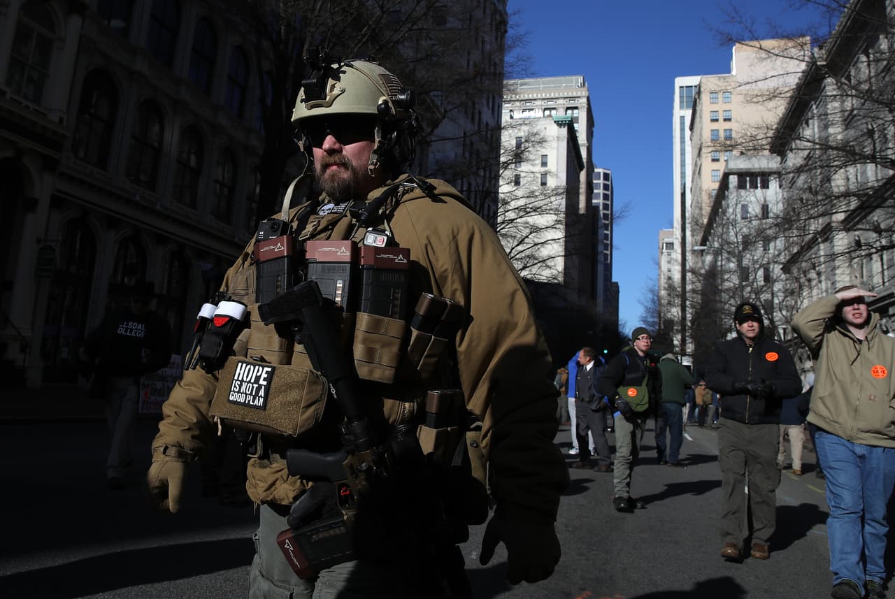 Las leyes propuestas prohibirán los cargadores con más de 10 rondas de municiones, la compra de más de un arma por mes, y permitirían a los jueces confiscar armas de individuos considerados peligrosos. Sin embargo, se abandonó un proyecto de prohibición de la venta de fusiles semiautomáticos.
<br>
