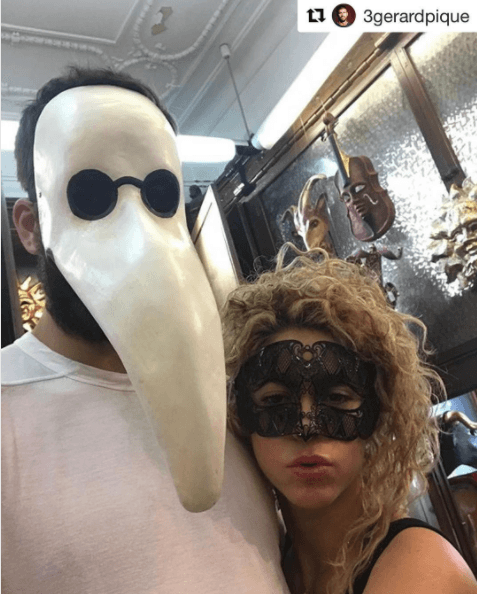 Con unas fascinantes máscaras se dejaron ver Shakira y Gerard Piqué.