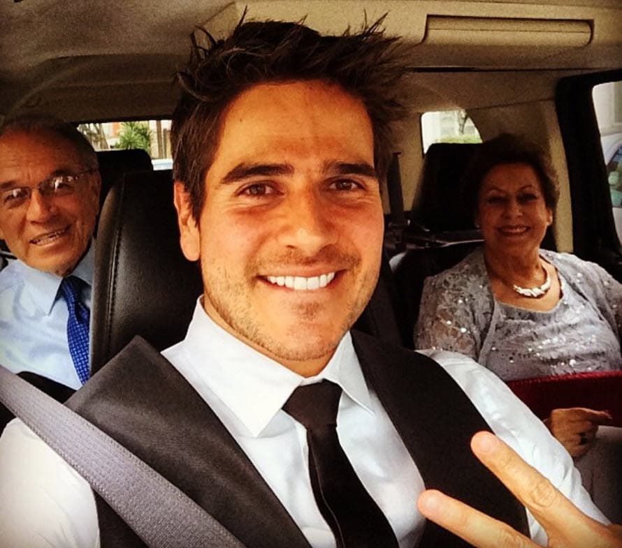 Solo así pudo llegar a la puerta de Televisa. Metió más velocidad en sus piernas para poder arribar al foro. "Apenas entro […] y el director acaba de decir '¿dónde está Fernando?' y entro yo así sudando, 
<b>las gotas me bajaban (por la frente)</b>". 
<br>