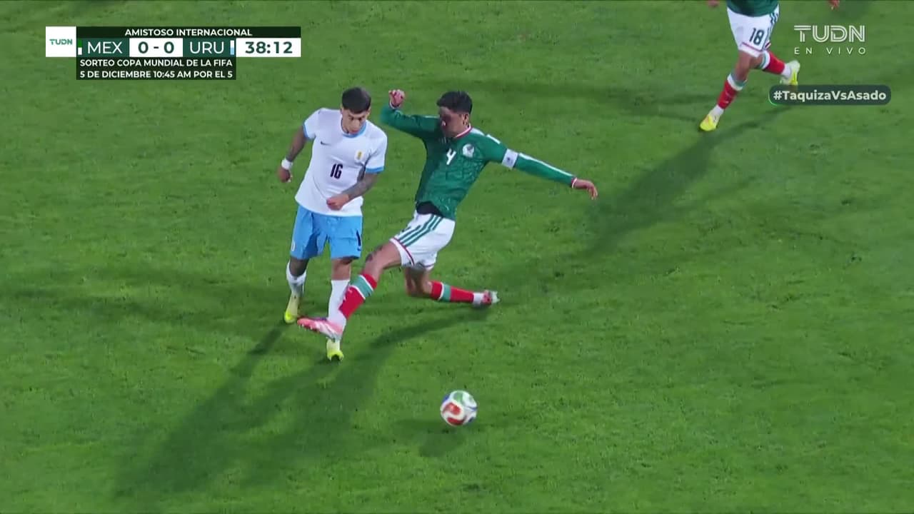 ¡Edson Álvarez le tira un patadón a Oliveira y le sacan la amarilla!