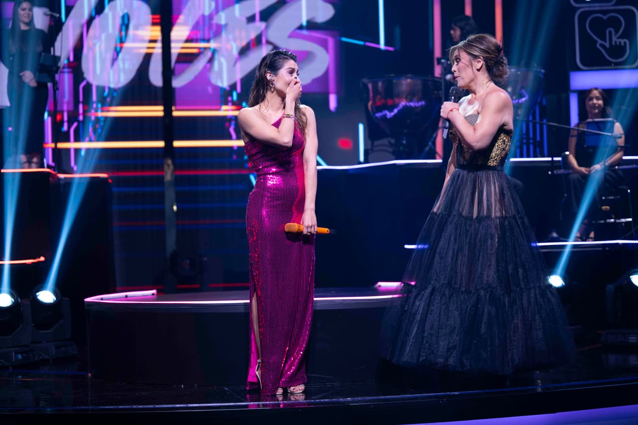 <b>María León recibió una visita especial de su mamá </b>
<br>
<br>Durante el capítulo 6 del programa, la integrante de Las Estrellas se llevó una sorpresa: sus padres le mandaron un mensaje desde su hogar, recordando sus primeros pasos en el mundo artístico. 
<br>
<br>De manera sorpresiva, también revelaron que estaban en el foro de Juego de Voces y le pidieron a María León cumplirles el sueño de cantar a lado de su hermana, Cristina.