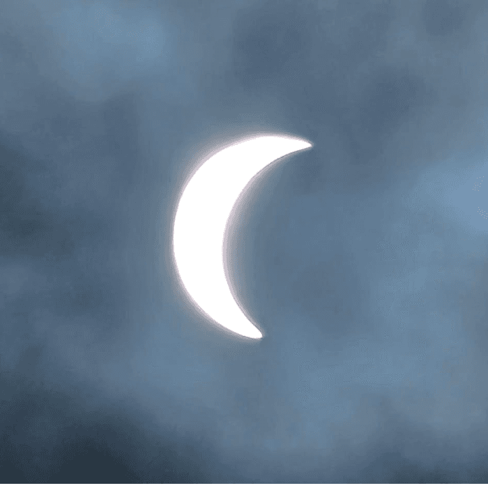 <b>El pasado octubre 2023 se registró un eclipse anular, </b>cuando la luna no logró cubrir la superficie del sol, entonces lo que se proyectó fue la sombra de la luna, sin una oscuridad total como en el caso del eclipse de este 8 de abril.
<br>
