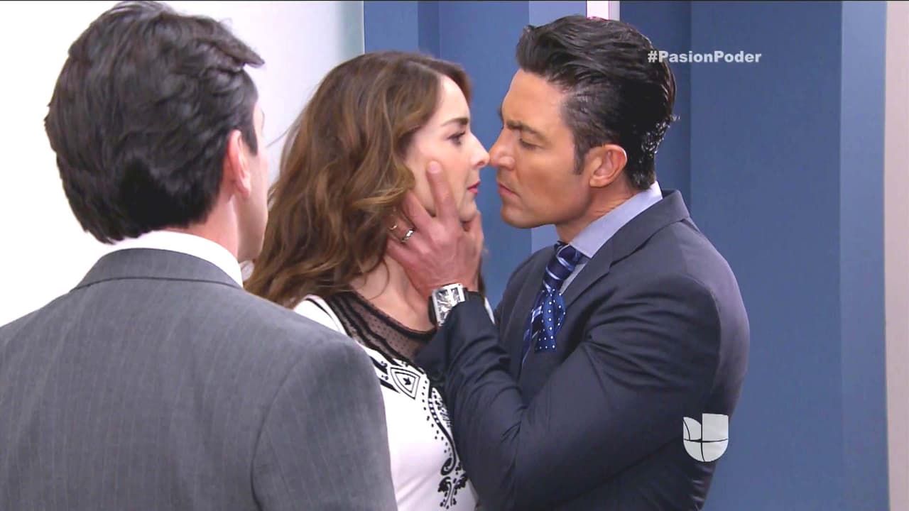 En Pasión y Poder, Arturo y Julia se encuentran en el hospital después de no verse en muchos años, pero Eladio los sorprende y se pone furioso. No dudará en mover sus influencias para acabar con Arturo a como dé lugar.