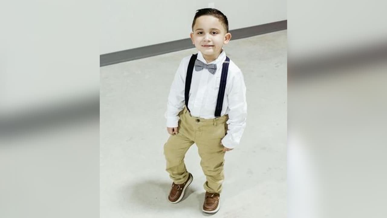 Después de sufrir una fuerte fiebre, su familia observó que algo no estaba bien con Ian.