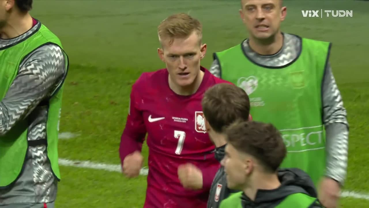 ¡Juego nuevo en Suecia! Karol Świderski empuja el balón para el 2-2