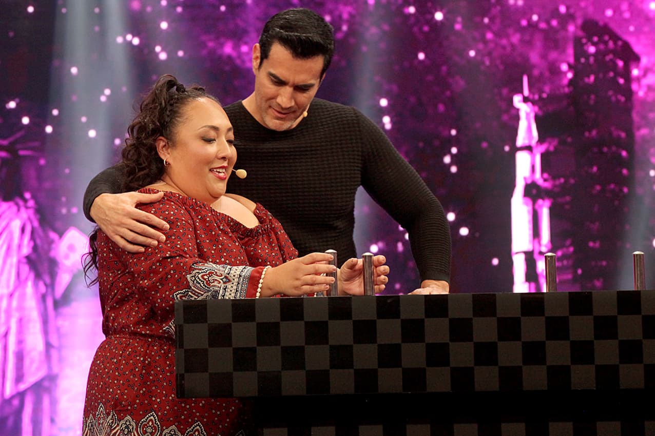 El juego más temido por todos estaba en el escenario: 'Caricaturas eléctricas'. David Zepeda, Ricardo Fastlicht y Fernando Arau fueron los primeros en pasar. Cuando este último recibió toques, Michelle ocupó su lugar y cuando esta perdió Kimberly pasó a la pista. Pero cuando le tocó decir un hombre con "K", también perdió.