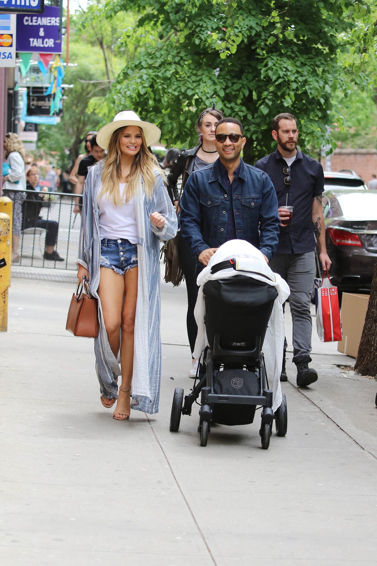 Es la primera vez que la pareja es captada de paseo con su hermosa nena, Luna.