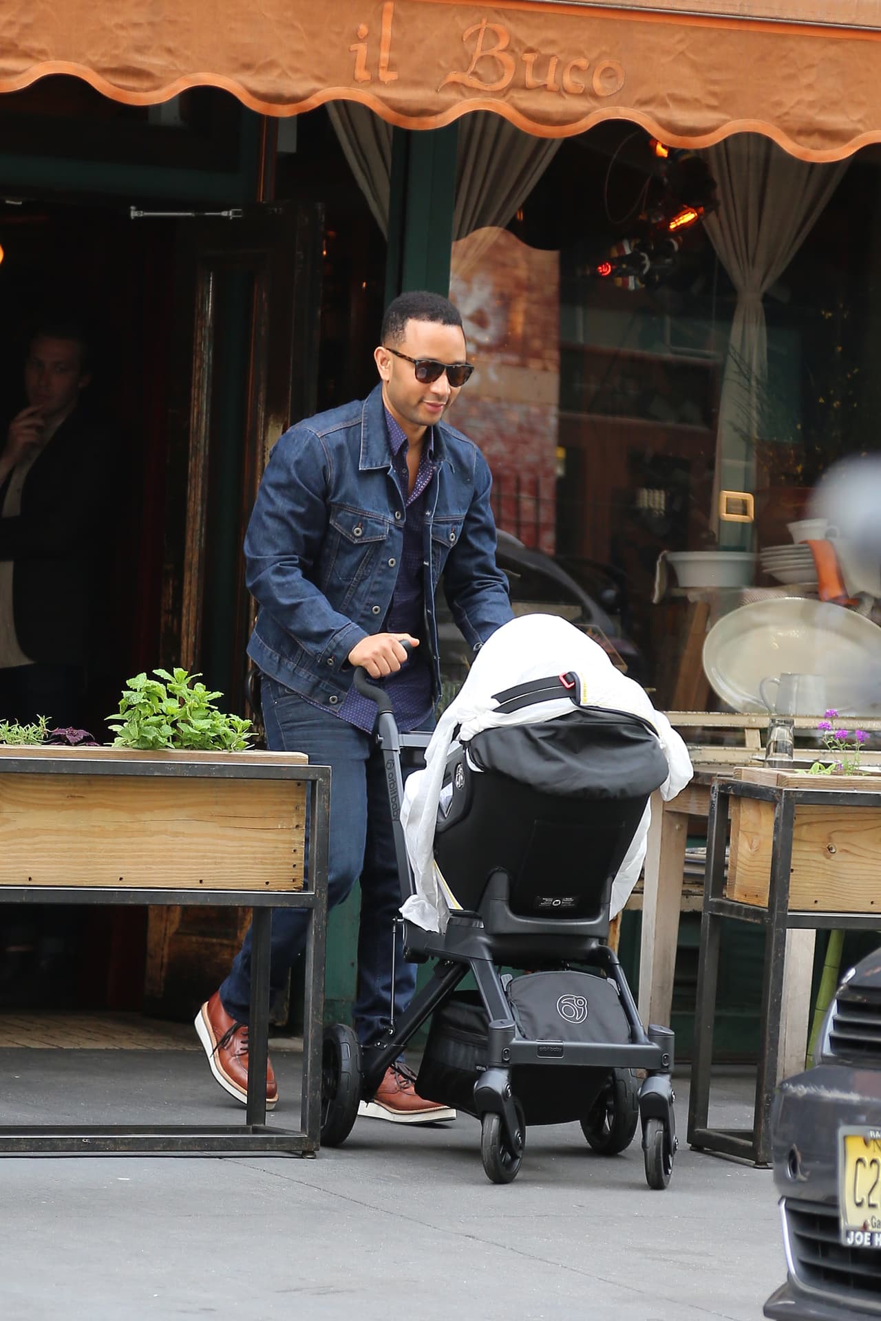 Pero vimo que John no se separa de ella ni un segundo.