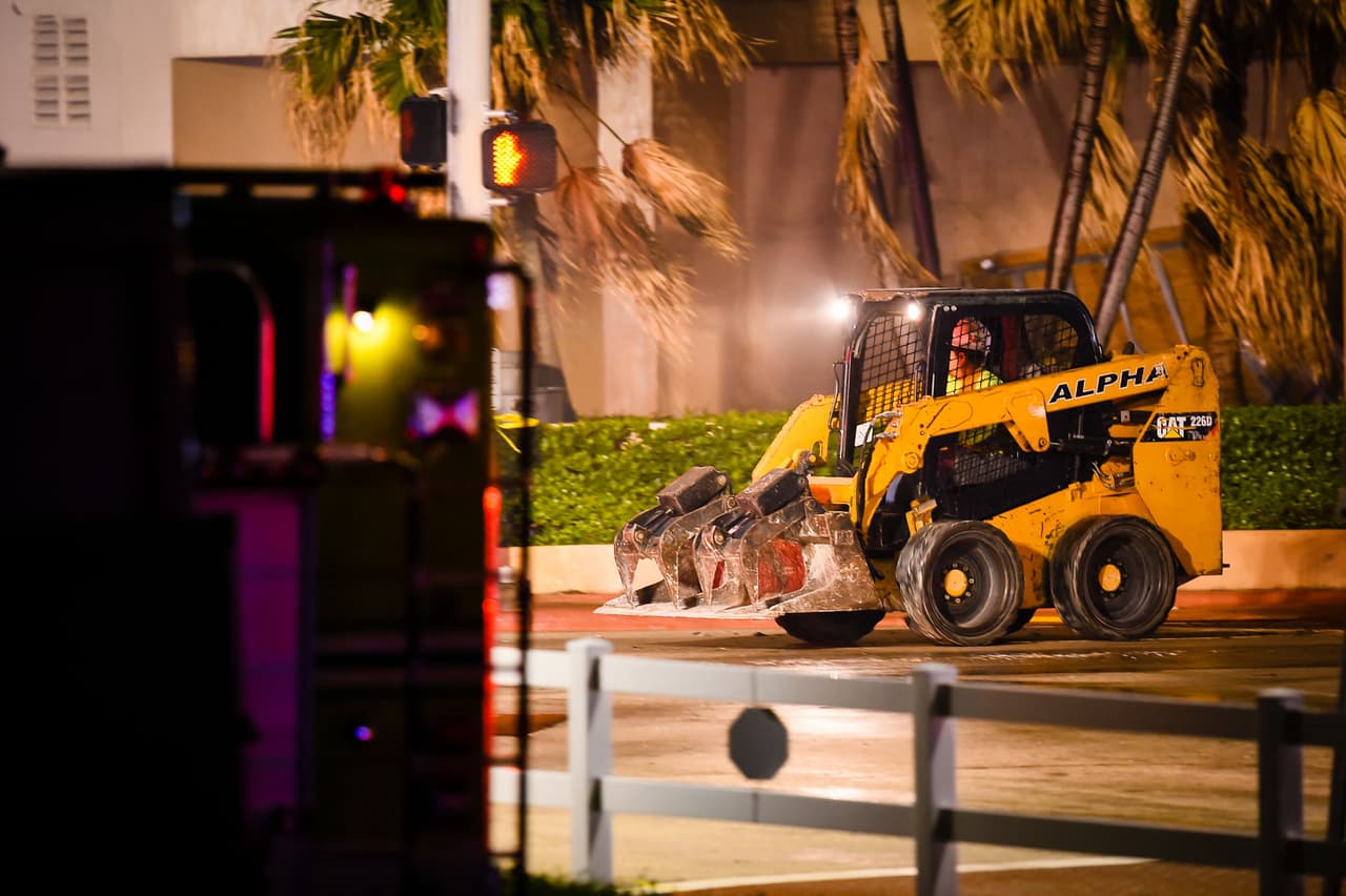 El jefe de los bomberos de Miami-Dade dijo que incluso para los rescatistas ha sido peligroso trabajar en el rescate pues la estructura del edificio no quedó estable. 
<br>