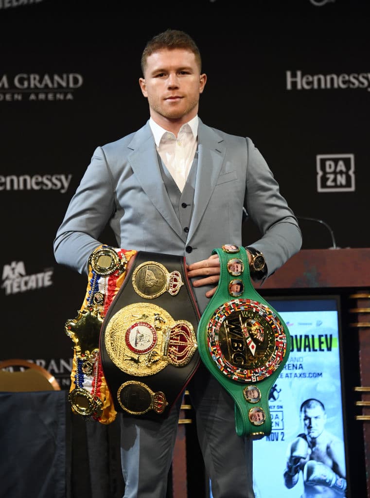 En el tercer lugar quedó
<b>‘Canelo’ Álvarez</b> que por 11 peleas entre 2018 y 2023 firmó un contrato de $365 millones de dólares por los derechos de transmisión.