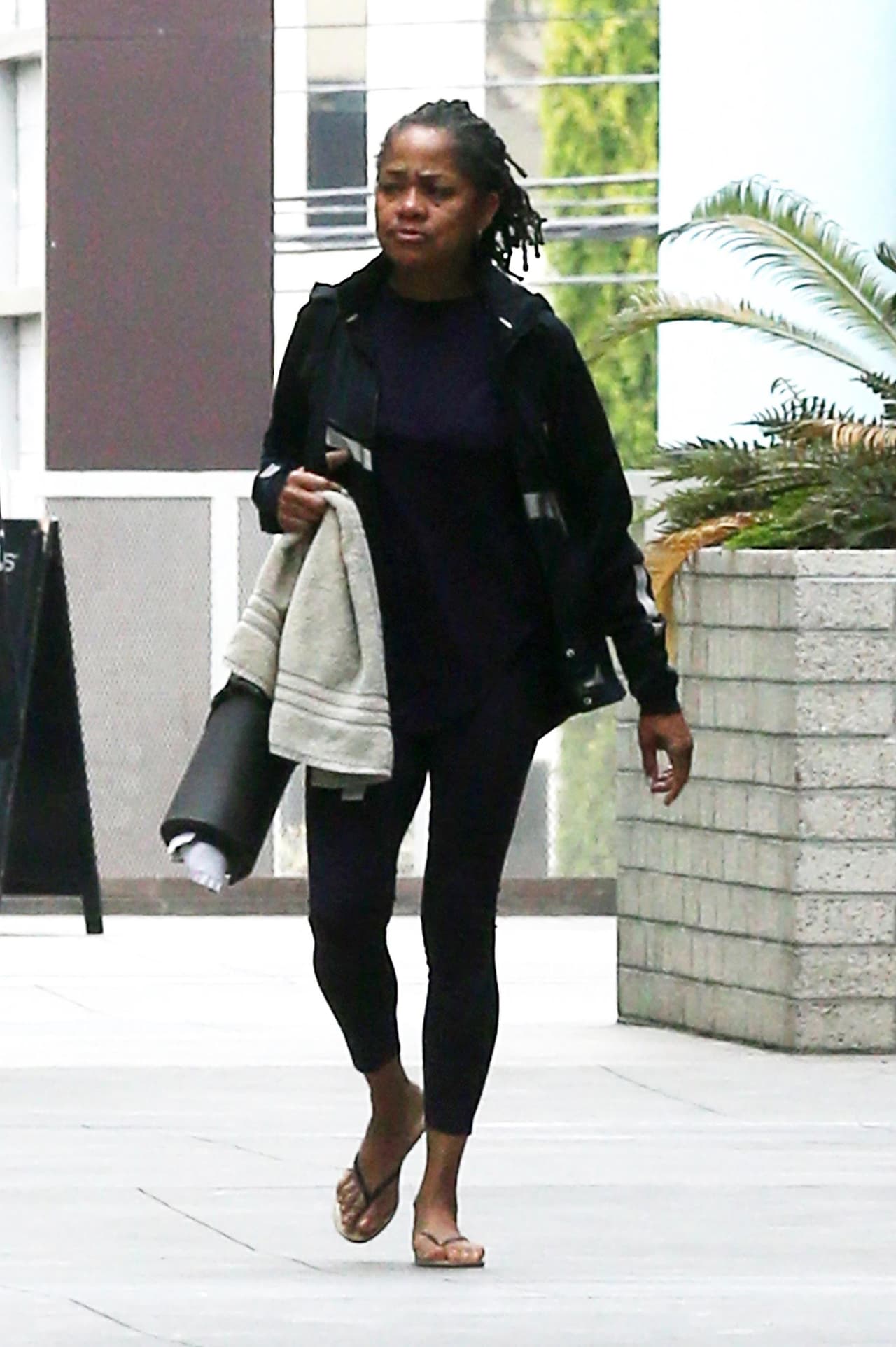 Fuentes de 
<b><a href="https://www.usmagazine.com/celebrity-news/news/why-meghan-markles-mom-doria-ragland-quit-her-job/">US Magazine</a></b> informaron que en el lugar donde Ragland trabajaba antes "hubo demasiadas llamadas de la prensa intentando hablar con ella" y eso la "abrumó". Para evitar afectarse y a los demás, tomó la decisión de renunciar.