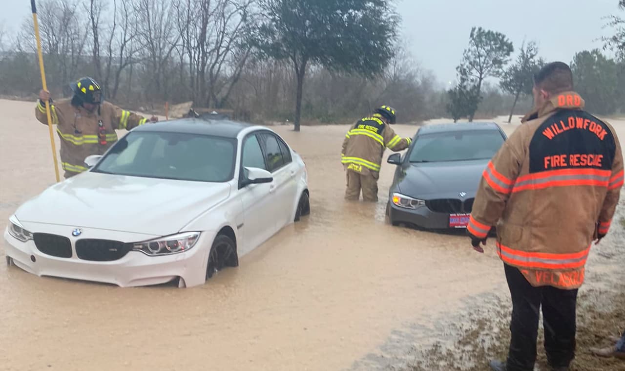 Bomberos de Willowfork tuvieron que ayudar a dos conductores que quedaron atrapados en la carretera por lo inundado que estaba.