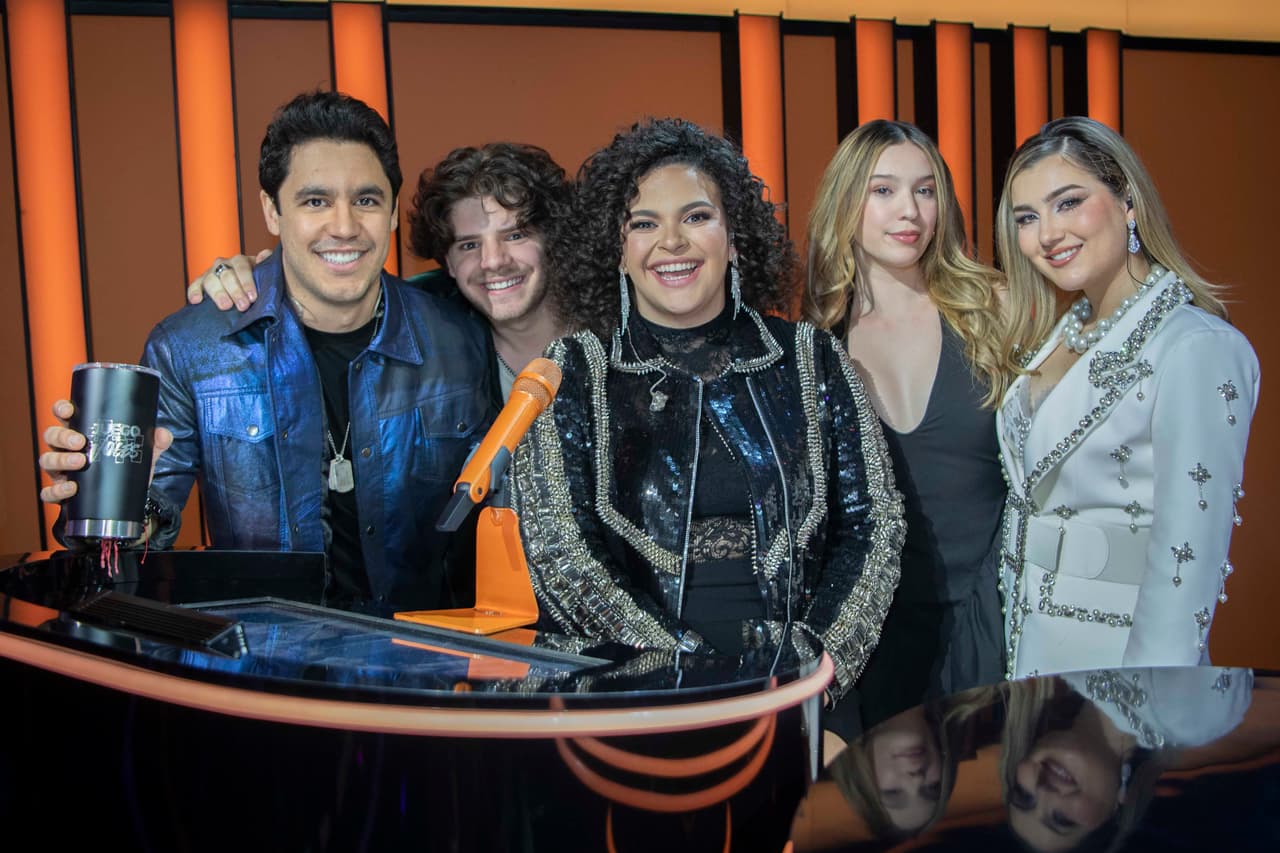 En Juego de Voces, los 'Herederos' (
<b>Eduardo Capetillo Gaytán, Joss Álvarez, Lucerito Mijares, Mía Rubín y Melenie Carmona</b>) conquistaron al público con sus ocurrencias y las hermosas palabras y mensajes que dedicaron a sus papás (
<b>Eduardo Capetillo, Isabel Lascurain, Mijares, Erik Rubín y Alicia Villarrea</b>l), los 'Consagrados', durante sus actuaciones.
<br>