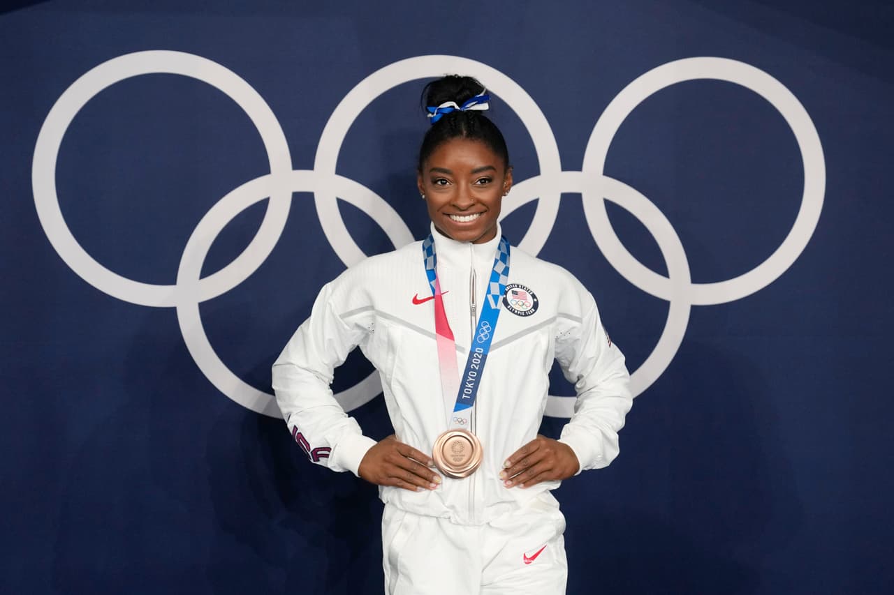 <b>Simone Biles</b>
<br>
<br>Es la gimnasta estadounidense más condecorada de la historia, con 32 medallas olímpicas y mundiales. Biles también es una destacada defensora de la salud mental de los atletas y de las víctimas de agresión sexual. 
<br>
<br>En 2021 ella fue noticia mundial porque tomó la decisión radical de 
<a href="https://www.univision.com/noticias/mundo/presion-estres-simone-abandone-competencia">abandonar la competencia</a> olímpica para enfocarse en su salud mental, luego de un desempeño que no fue el esperado.
<b>“Cuando estás en una situación de alto estrés colapsas y no sabes cómo manejar todas esas emociones. Debo enfocarme en mi salud mental y no poner en riesgo mi bienestar”</b>, dijo. Ella hizo así un gran llamado de atención al cuidado de la salud mental en deportistas bajo altísimos niveles de exigencia.