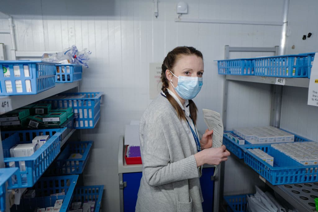 Se espera que un comité de los CDC elabore esas pautas durante 
<b>este fin de semana, lo que haría que la vacuna estuviera disponible la próxima semana.</b>
<br>