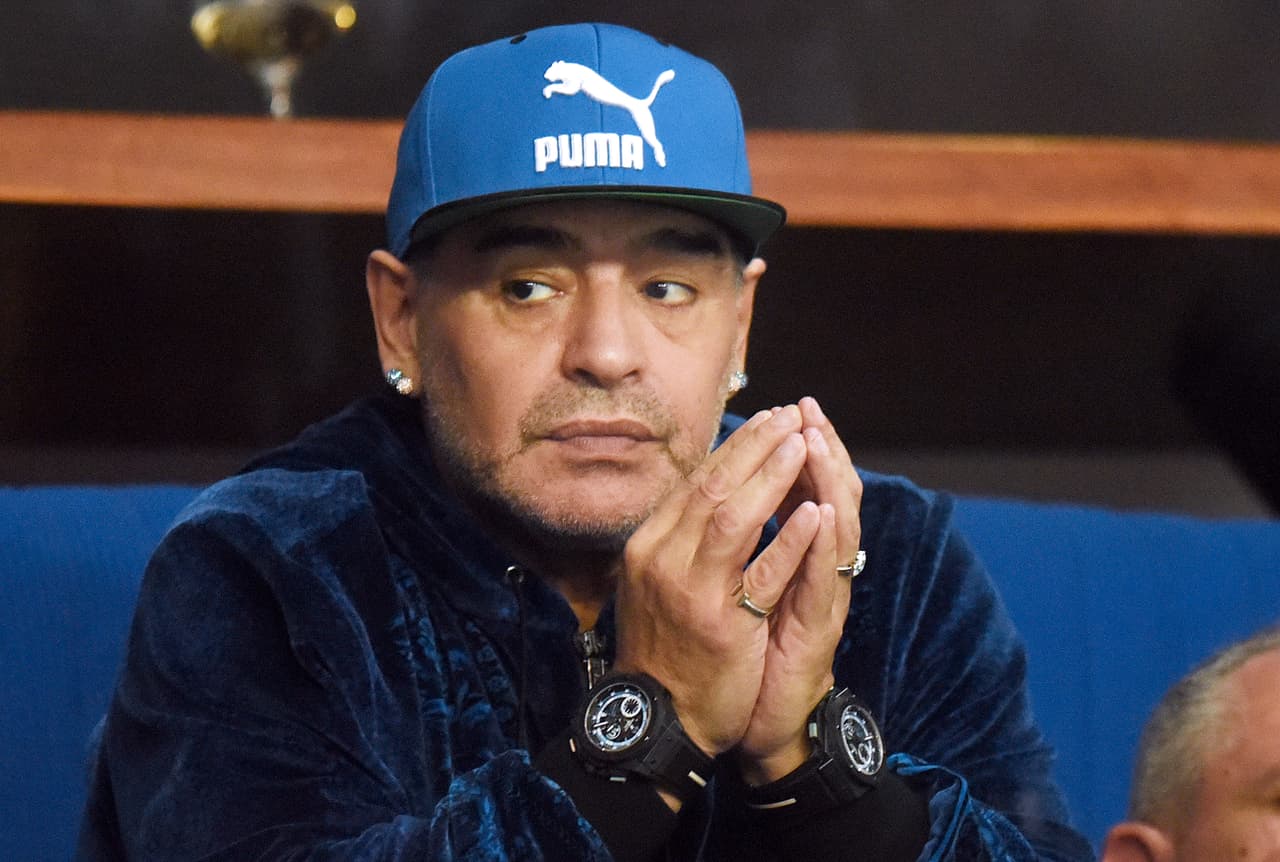 Diego Armando Maradona es operado con éxito de un coágulo de sangre en la cabeza 