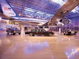 La portavoz de la biblioteca, Melissa Giller, dijo en un comunicado que el museo de la colina está a salvo. Agregó que cientos de cabras son llevadas cada año para comer vegetación que podría alimentar incendios forestales en los terrenos.
<br>