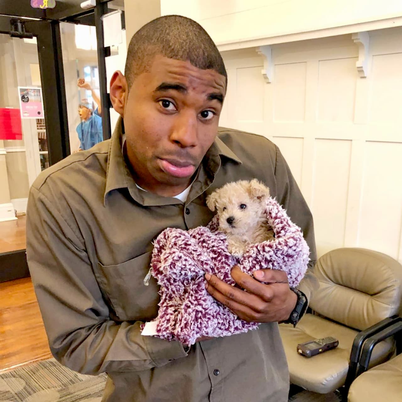 El repartidor de paquetes y amante de los perros asegura que nunca ha sido atacado por un animal en su recorrido. En esta fotografía posa junto al cachorro Kash.