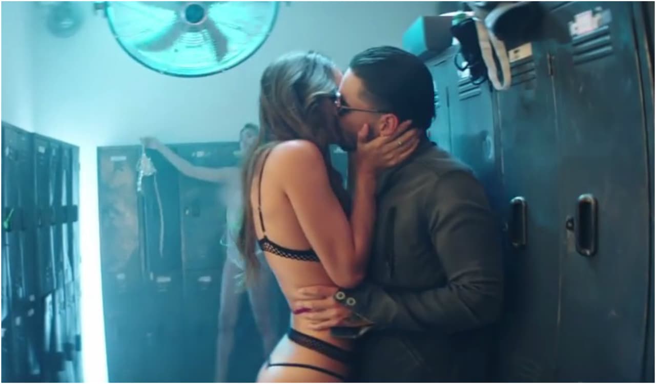 Los tres videoclips dentro del corto dan vida a una historia de amor que tuvo Maluma en su adolescencia.