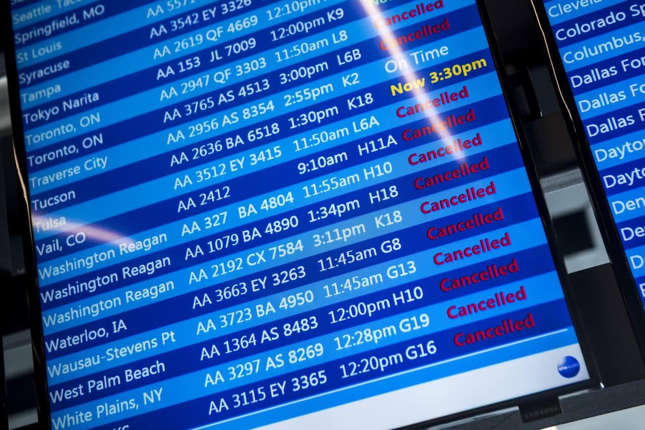 De acuerdo con el 
<a href="http://www.flychicago.com/business/media/delays/pages/default.aspx">Departamento de Aviación de Chicago</a> hasta las 11:46 am se habían suspendido 
<b>1,172 vuelos en los aeropuertos de la ciudad:</b> 737 vuelos en el Aeropuerto Internacional O'Hare y 285 en Midway, y se reportan retrasos de hasta media hora. Las aerolíneas incluso advirtieron de que podría haber más cancelaciones en las próximas horas y que se permitirán cambios en las reservas sin costos adicionales.