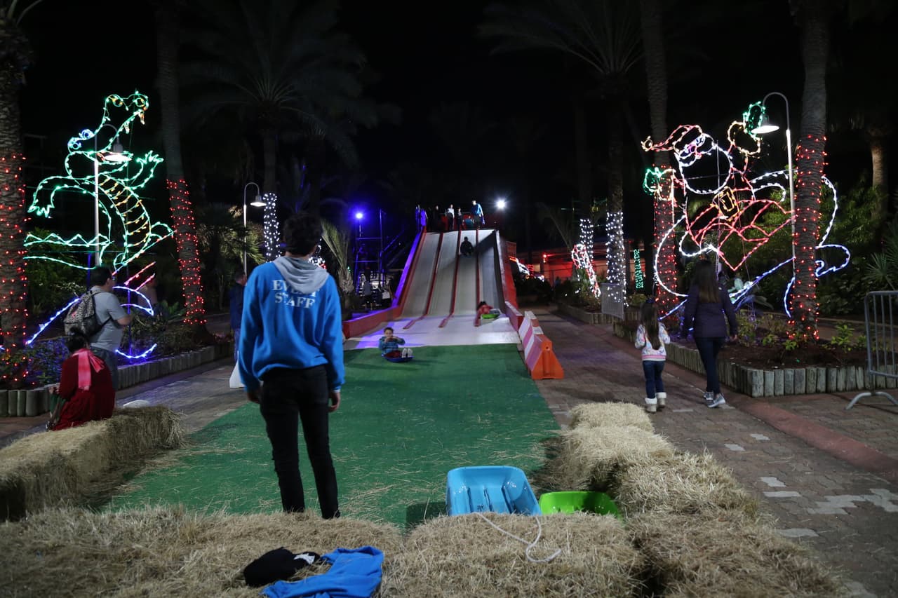 Muy cerca de la carpa de la exhibición de esculturas de hielo, los visitantes del parque encuentran un divertido deslizadero.