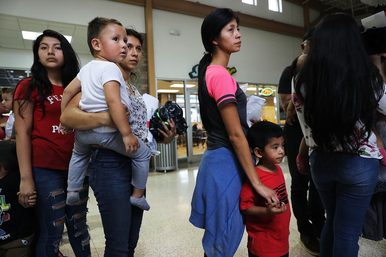 Cárcel o ser deportados sin sus hijos: las dos opciones que tienen padres inmigrantes con orden de deportación final