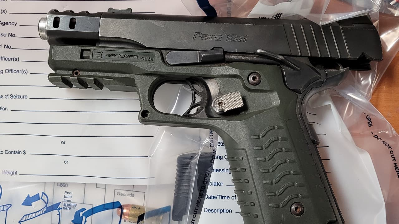 También se incautó un arma de fuego cargada debajo del asiento del pasajero. Ambos contrabandistas enfrentan cargos.