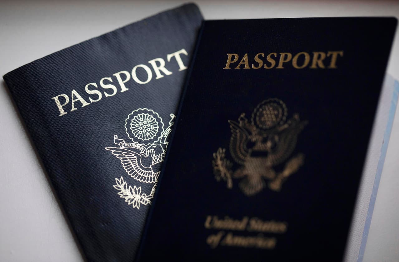 <h3 class="cms-H3-H3">Puedes tener ambos tipos de pasaporte</h3>
<br>
<br>Si ya tienes un pasaporte tipo libro y cumples los requisitos para usar el Formulario DS-82, puedes solicitar una tarjeta de pasaporte por correo como "
<a href="https://travel.state.gov/content/travel/en/passports/have-passport/renew.html" target="_blank">renovación</a>", incluso si es su primera tarjeta.