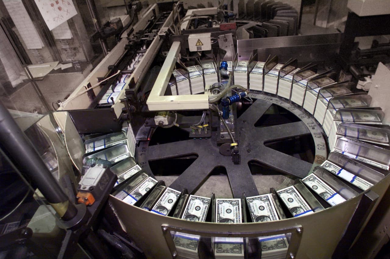 El billete de $1 es el menos costoso de producir, sólo cuesta 5.6 centavos por billete, según la Reserva Federal. Siendo el más caro en producir el de $100 dólares con un costo de 13.2 centavos por cada uno. (AP Photo/Hillery Smith Garrison)