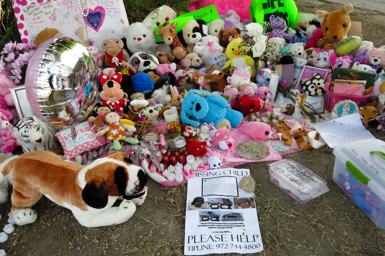 Un letrero pide ayuda para encontrar a la pequeña.