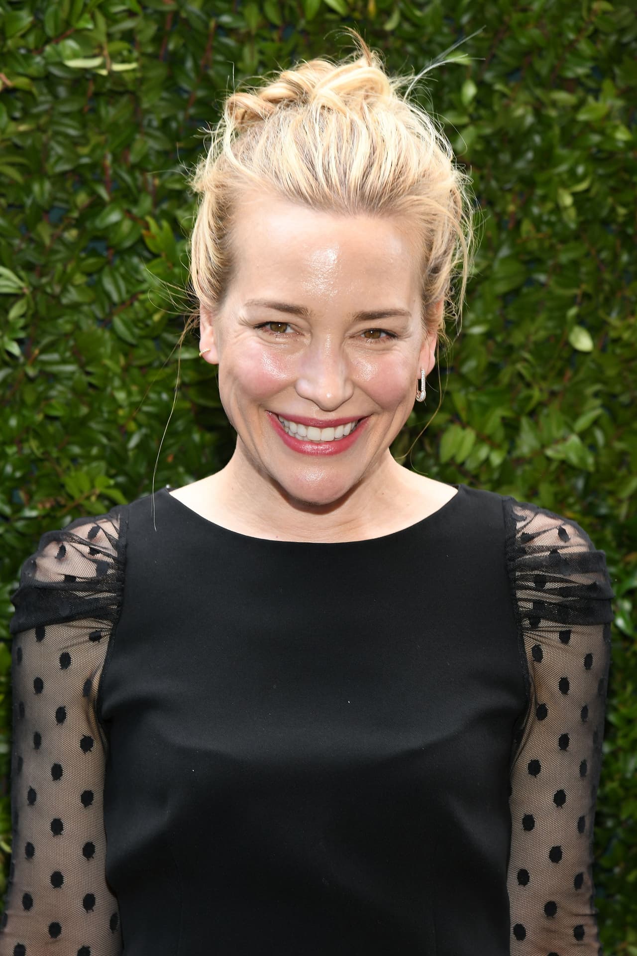 Además de mantener su carrera en Hollywood con producciones como ‘Cheaper by the Dozen’, ‘The Prestige’, ‘Looper’, ‘Yellowstone’ y 
<a href="https://vix.com/es-es/detail/video-4175356?utm_medium=internal_referral&utm_source=univision&utm_campaign=evergreen&utm_content=ed_entertainment&utm_term=slideshow" target="_blank">‘El Último Presagio’ (puedes verla gratis en ViX)</a>, 
<br>también es dueña de varios restaurantes y es activista. En septiembre de 2018 fue arrestada por participar en una protesta a favor de los derechos de las mujeres, frente a la Suprema Corte.