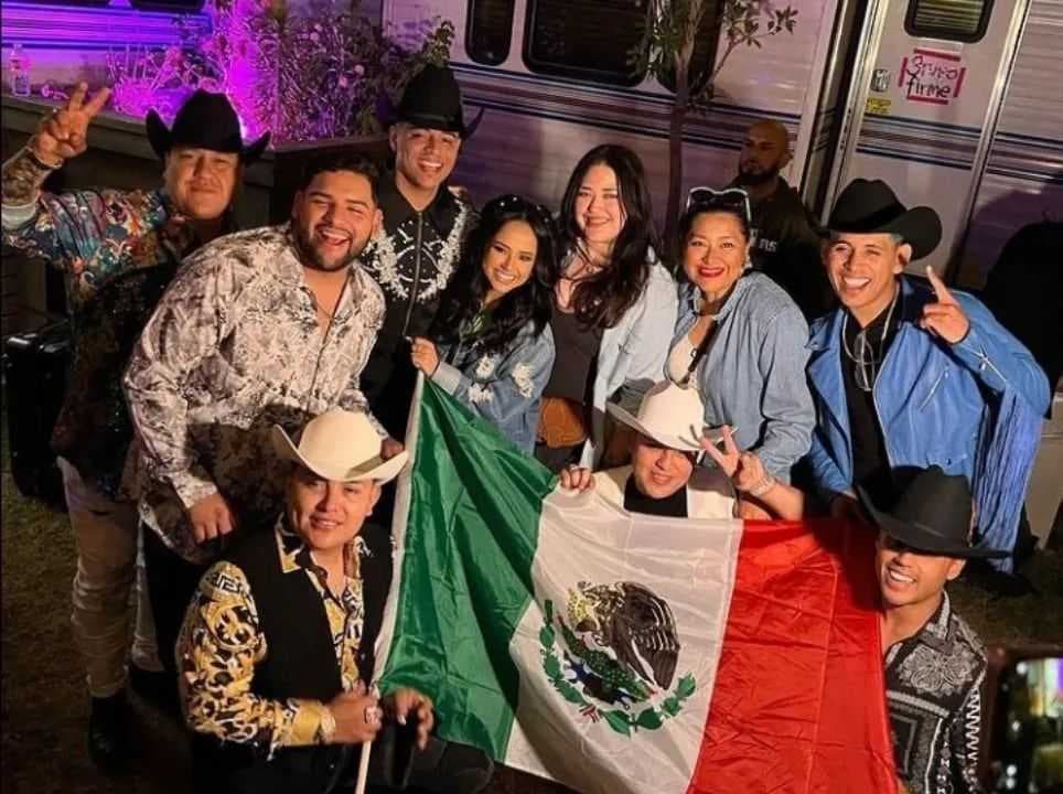 <b>Becky G:</b> cuando Grupo Firme estaba terminado su presentación en Coachella 2022, invitó al escenario a Becky G, donde ondeó la bandera mexicana en pleno escenario californiano. Luego se les vio tomando tequila, y ya se habla de una canción juntos.