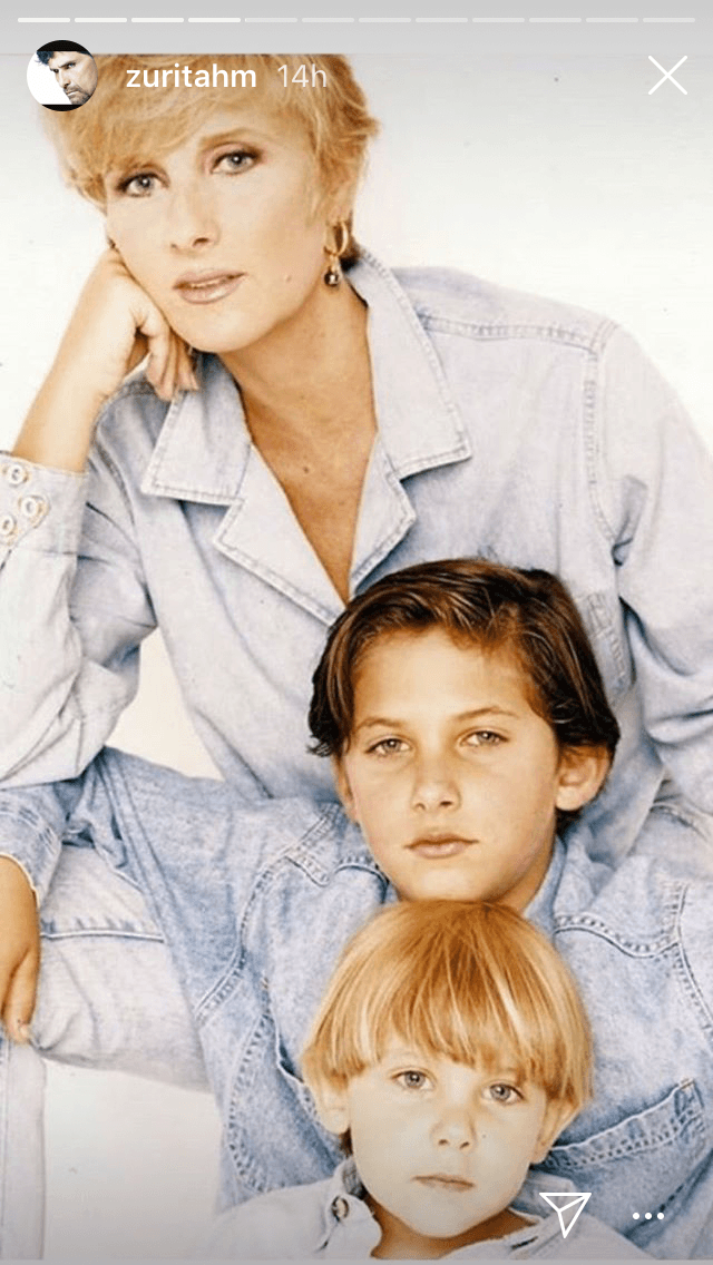 Atrás quedaron los días en que, siendo niños, Zoraida Gómez y él hacían sus pininos ante las cámaras. Casi 25 años después, una foto les recordó aquellos días. 
<br>