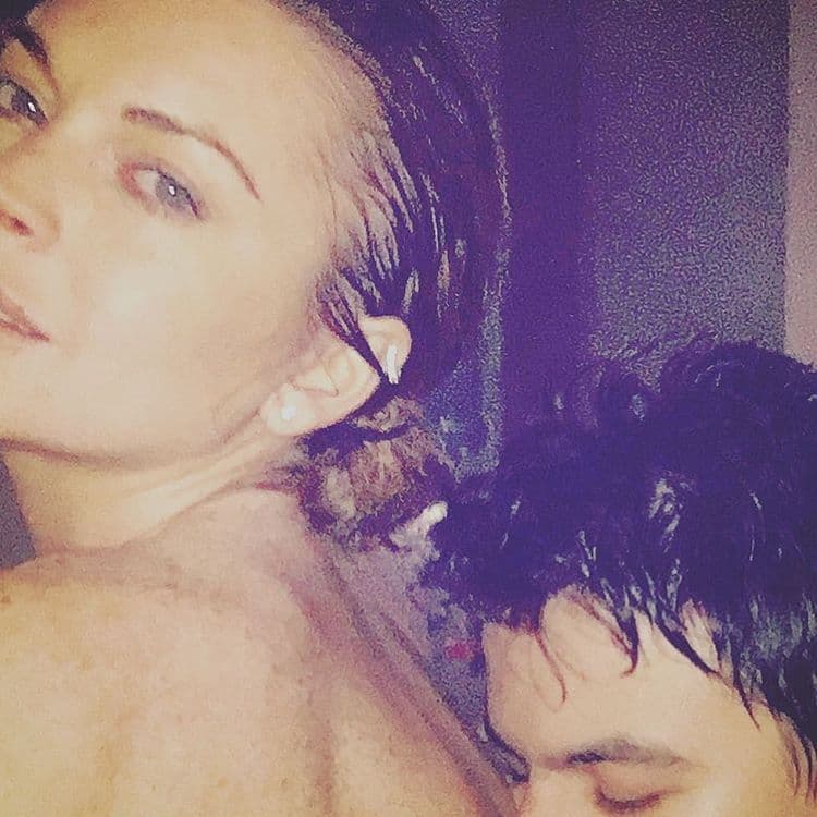 Desde hace varias semanas Lindsay Lohan comparte fotos junto a un misterioso y guapísimo galán.