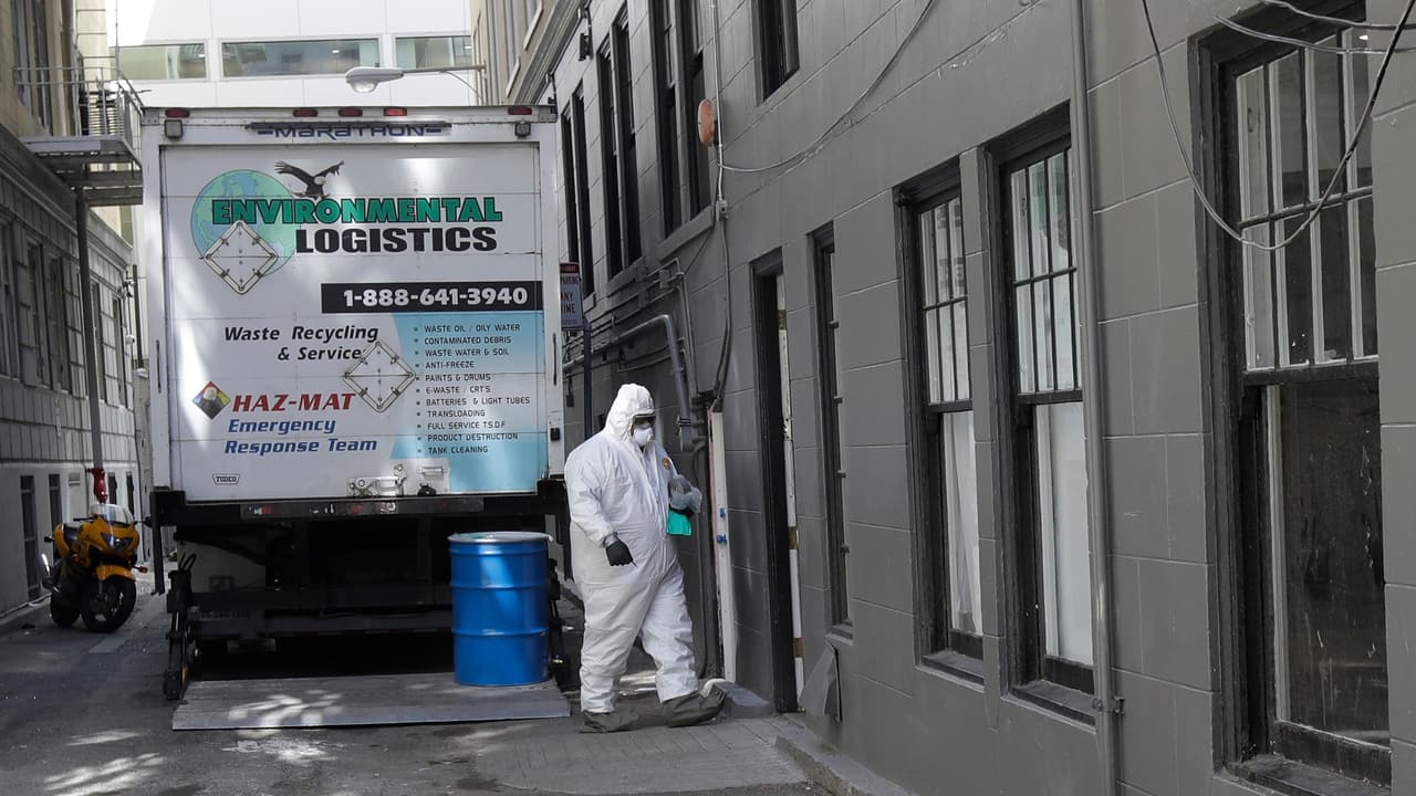 Un trabajador de limpieza entra al Hotel Abigail, en San Francisco, que ha sido habilitado para albergar desamparados.