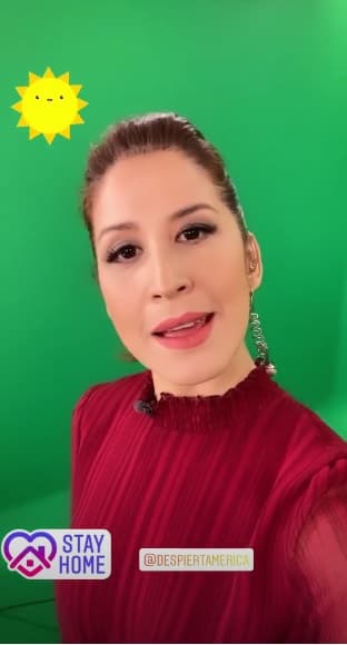 Elyangelica González es una de las pocas periodistas que aún van al estudio, y así es como la vemos dando los buenos días.
