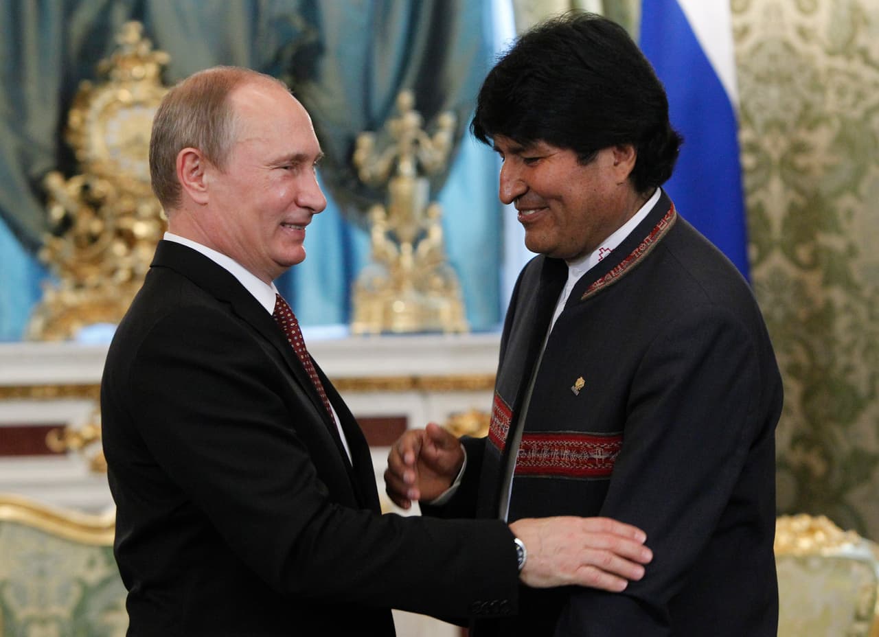 En una visita al Kremlin, en julio de 2013, el presidente boliviano Evo Morales se ofreció a acoger al excontratista de la agencia estadounidense de seguridad NSA, Edward Snowden, a quien 21 países le negaron protección luego de revelar un complejo sistema de vigilancia global creado por Estados Unidos. Desde ese año y hasta ahora, Snowden se encuentra asilado en Rusia. (Foto: Maxim Shemetov / AFP / Getty Images).