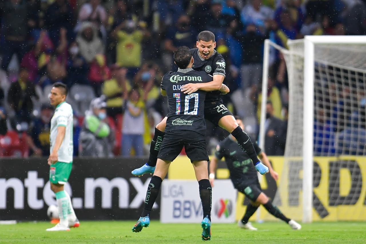 En 8 minutos, América se adelantó en el marcador a balón parado tras un disparo de Richard Sánchez que se desvió en la cabeza de Stiven Barreiro.