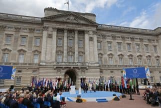 Por ejemplo, el palacio de Buckingham se sometió a reparaciones y remodelaciones que significaron un costo de 
<b>17.2 millones de dólares. </b>
<br>