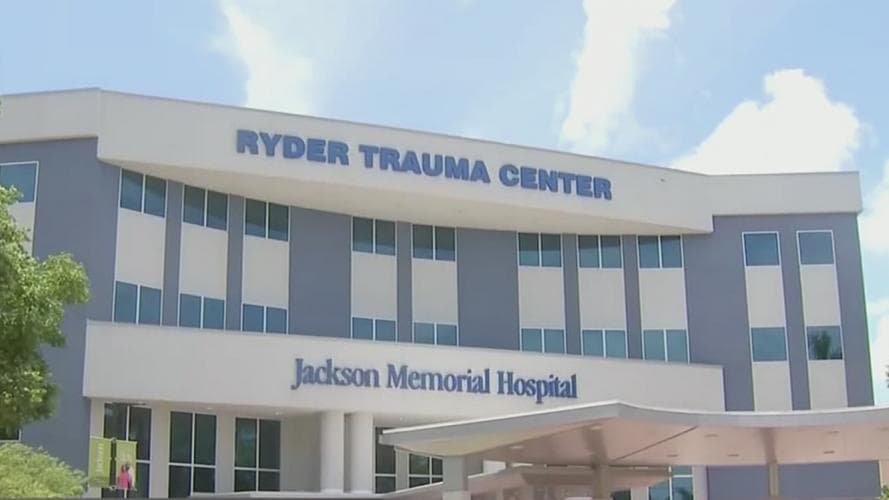 Por último, el Hospital Jackson Memorial informó que ha visto un aumento del 178% en los pacientes con covid-19, de los cuales el 95% son personas que no se han vacunado, y más del 40%, menores de 50 años.
<br>