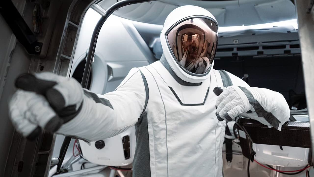 Astronautas del Programa Polaris de SpaceX ya están en el Centro Espacial Kennedy