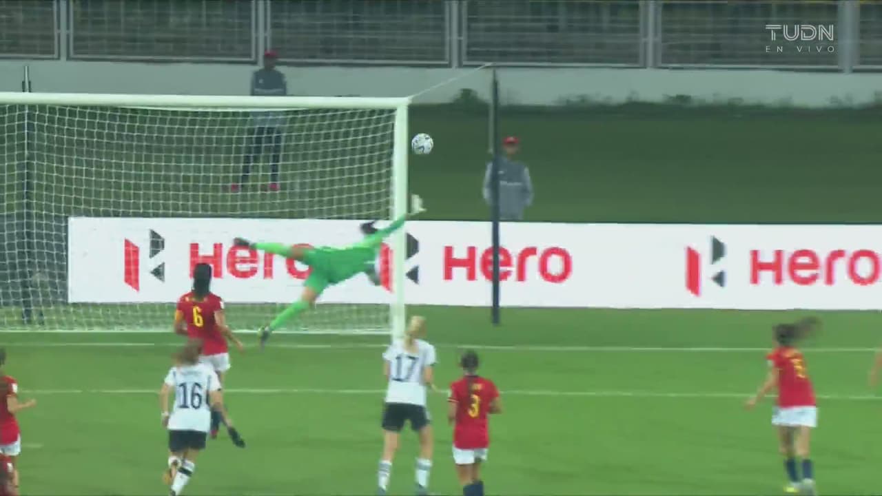 ¡Raspa el metal! Disparo de Stoldt saca derechazo poderoso