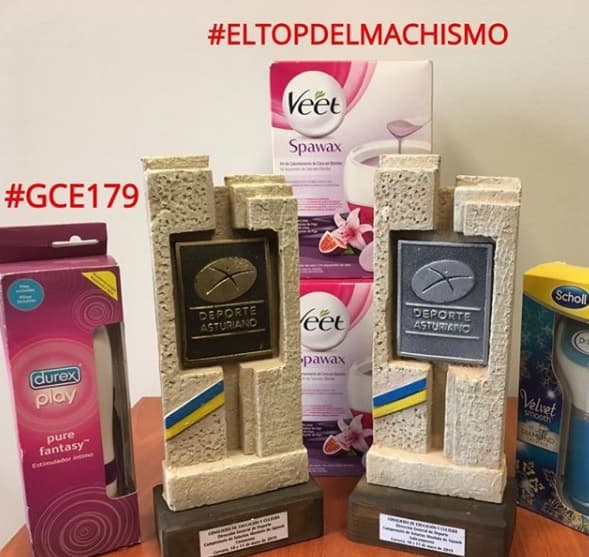 Polémica en España por inusual premio a campeonas de squash: un kit de belleza y un vibrador