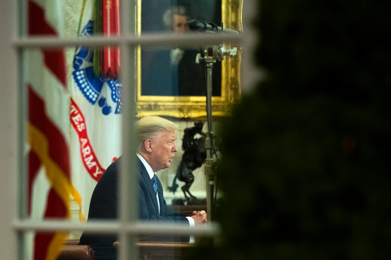 El president Donald Trump se dirige a la nación desde la Oficina Oval el 11 de marzo de 2020.