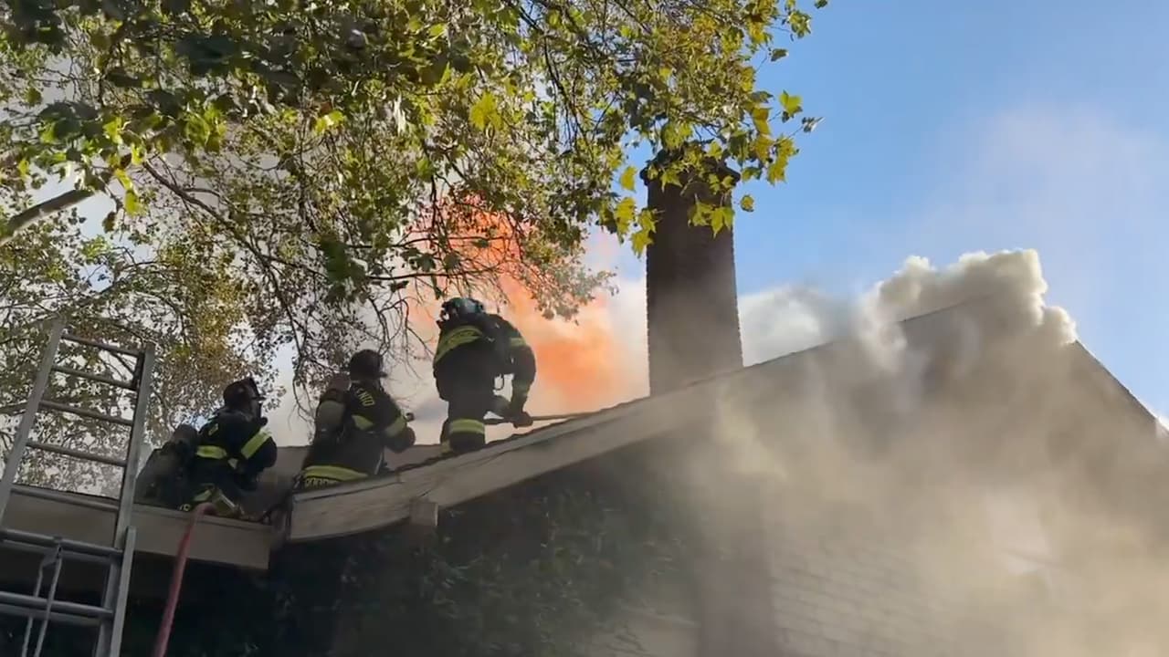 Fuego provoca daños en dos casas de Sacramento; una estuvo al borde del colapso